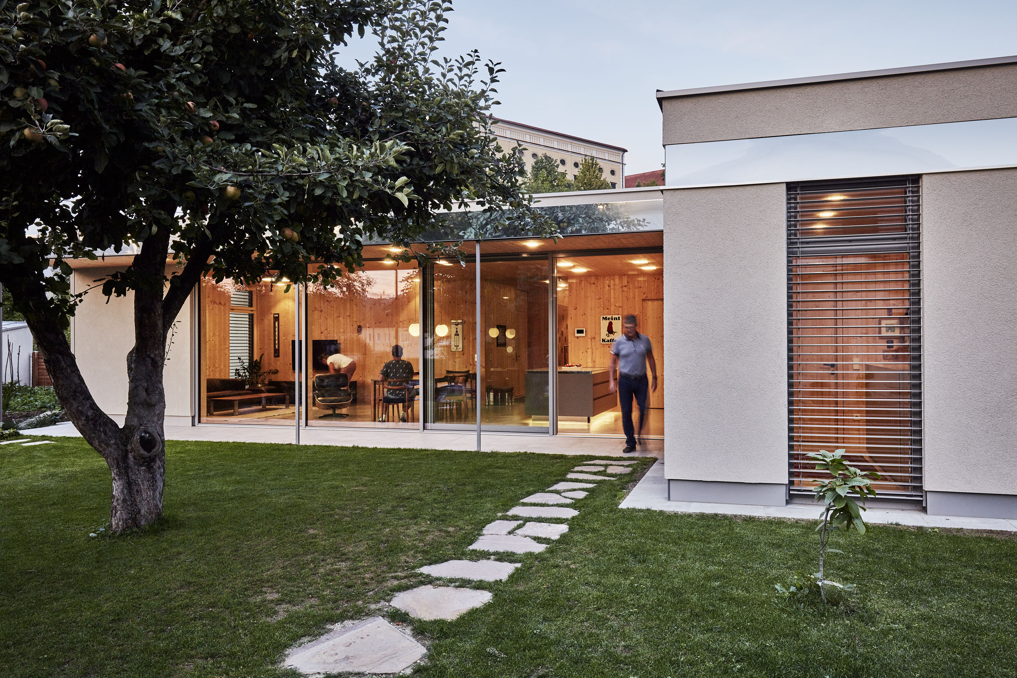 CASA ZWICKLHUBER, RISPETTARE E RISPECCHIARE LA NATURA