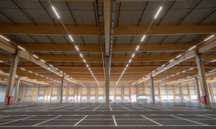 PRESTAZIONI ELEVATE, RIDUZIONE DEI COSTI E RITORNO ECONOMICO: PERCHÉ SCEGLIERE IL LEGNO NELLE GRANDI COSTRUZIONI INDUSTRIALI