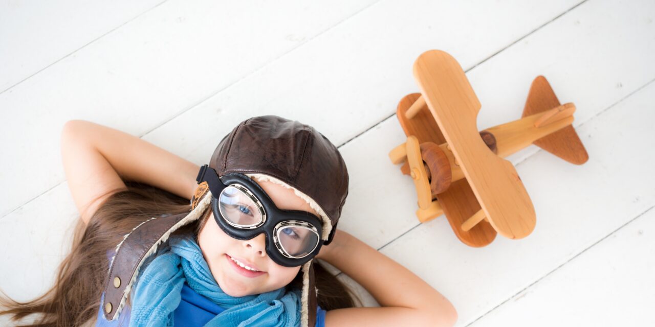 Sogni d’infanzia ancora vivi per oltre metà dei giovani: il sondaggio Vueling tra aspirazioni e ostacoli di genere