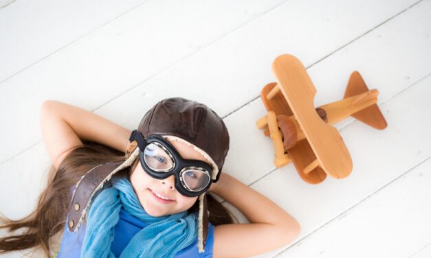 Sogni d’infanzia ancora vivi per oltre metà dei giovani: il sondaggio Vueling tra aspirazioni e ostacoli di genere